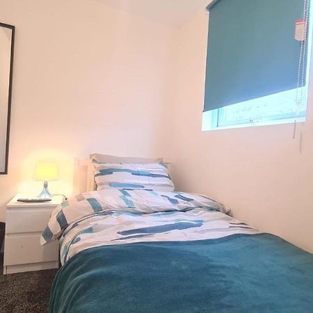 Cosy Single Room In Manor Park 런던 외부 사진